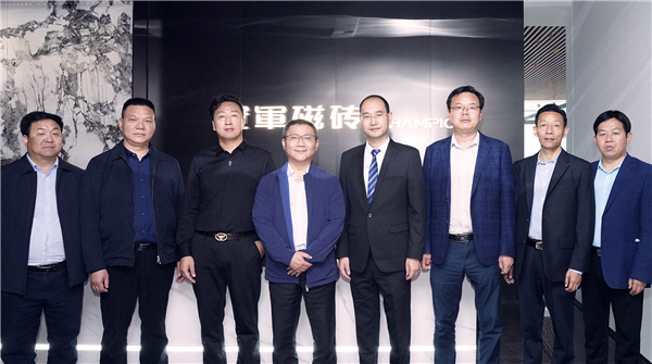 1、李总与陕西丹凤县常委副县长张海毅、广东省陕西商会会长潘群一行合影.jpg