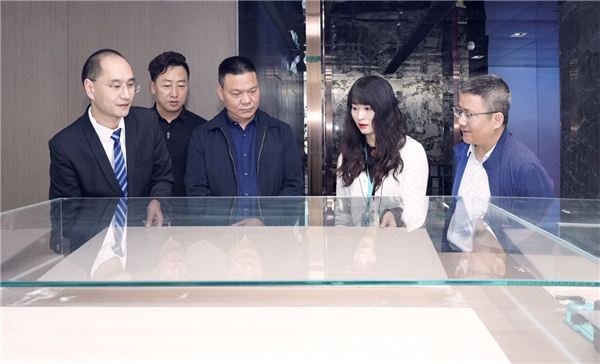 2、李总为陕西丹凤县常委副县长张海毅一行演绎透光实验.jpg