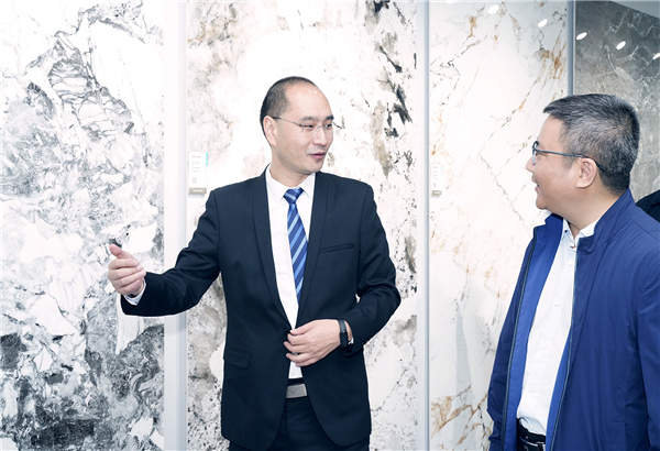 3、李总为陕西丹凤县常委副县长张海毅一行讲解.jpg