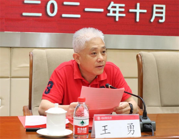 8宏宇集团市场总监王勇讲话.jpg