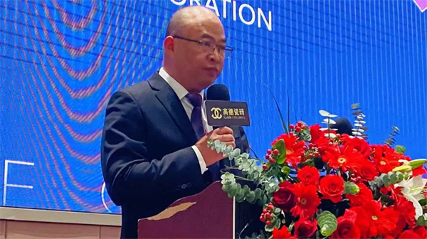 2宏源陶瓷集团董事长助理罗华生致辞.jpg